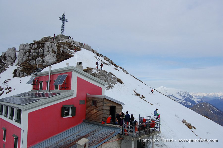 06 Il rifugio e la vetta.JPG